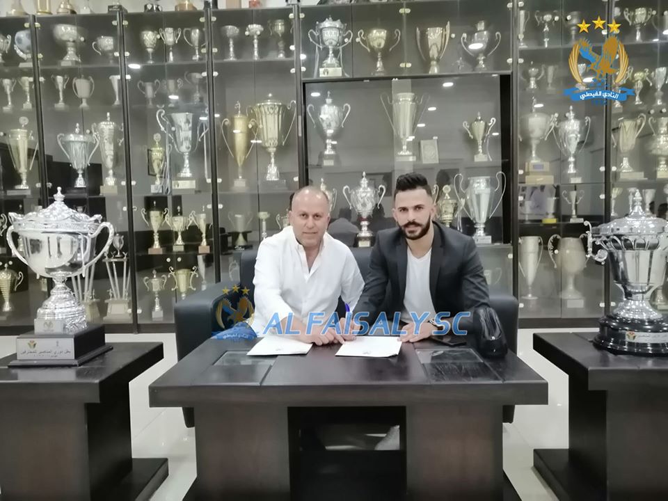 عدي القرا يوقع على كشوفات الفيصلي 