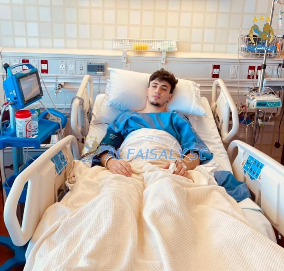 خالد زكريا يجري عملية جراحية