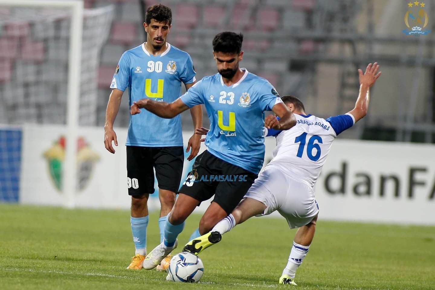 العقبة يغرق في مد الموج الازرق