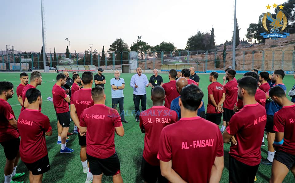 القطيشات يلتقي بالجهاز الفني واللاعبين