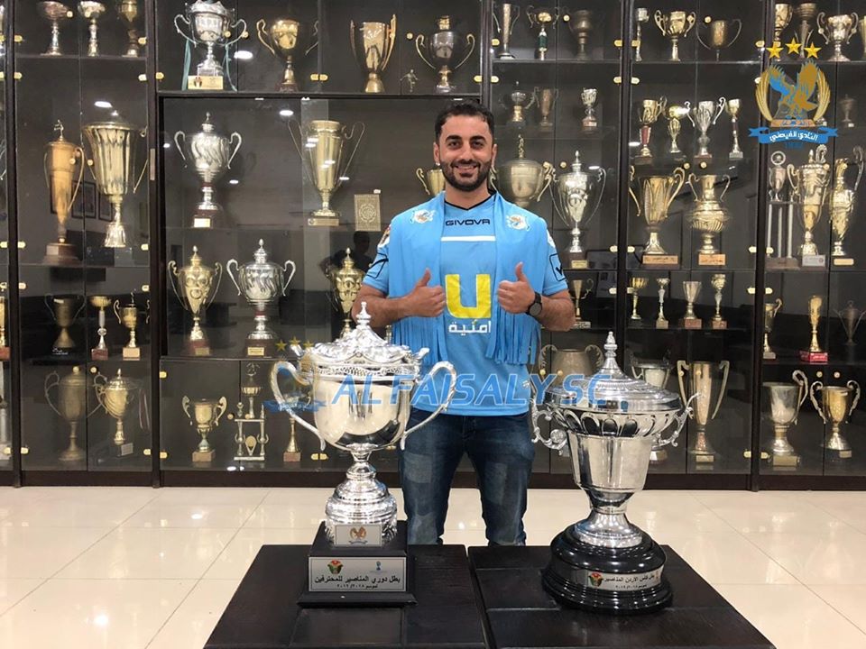 الحوراني يوقع على كشوفات النادي الفيصلي 